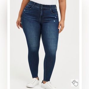 BOMBSHELL SKINNY SUPER SOFT HIGH-RISE JEAN Size 16